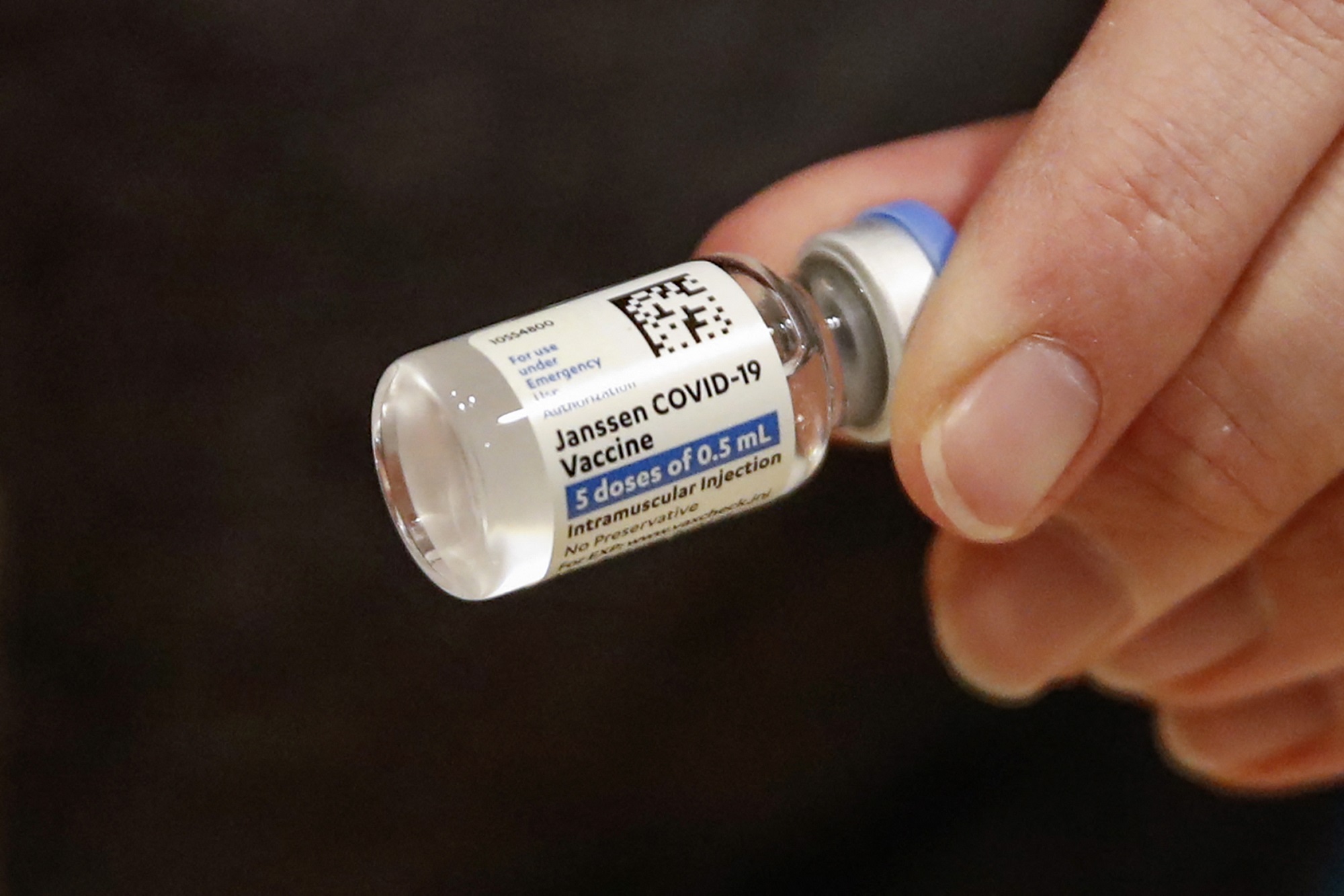 Stop Usa a vaccino Johnson & Johnson, 6 casi trombosi e 1 morto